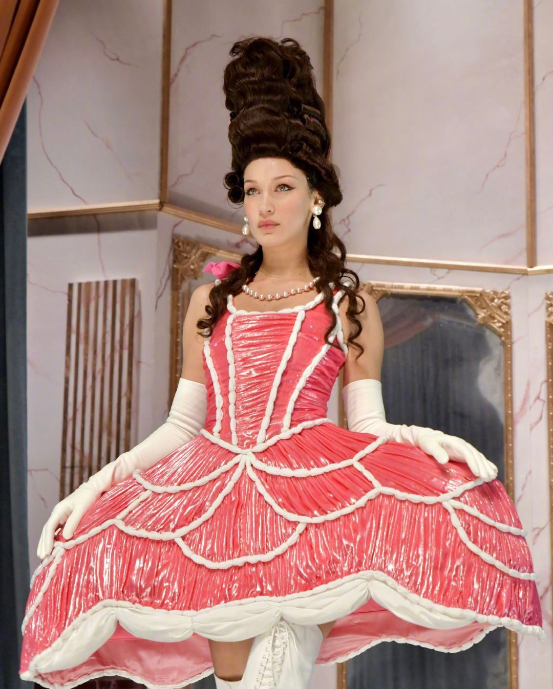 ladygaga穿红色礼服参加宴会,ladygaga鲜肉红毯造型