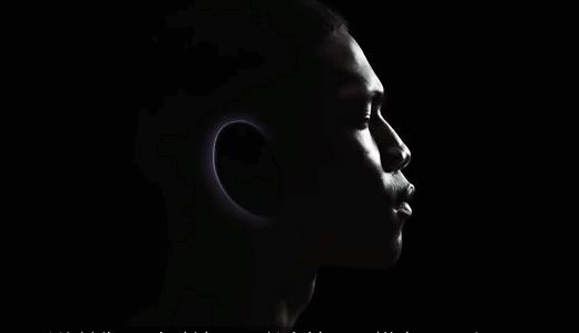 一个能当话筒的耳机,可以当翻译员的耳机