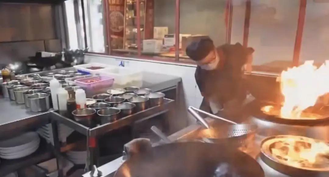 做后厨厨师的00后女孩,女川菜大厨