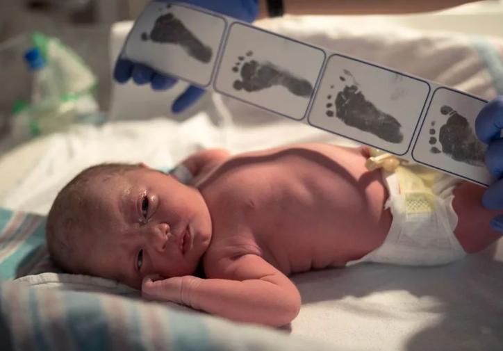 顺产备皮遭遇男护士，产妇害羞想让丈夫来，却被医生痛批胡闹