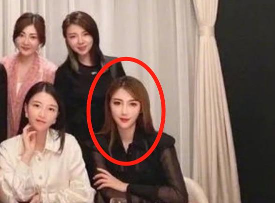 连她都要镶边合影的聚会，来头这么大？