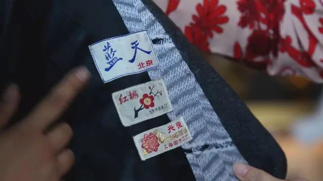 中国人只会跟风买名牌？80后女孩用旧衣改造成潮牌，燃炸上海滩