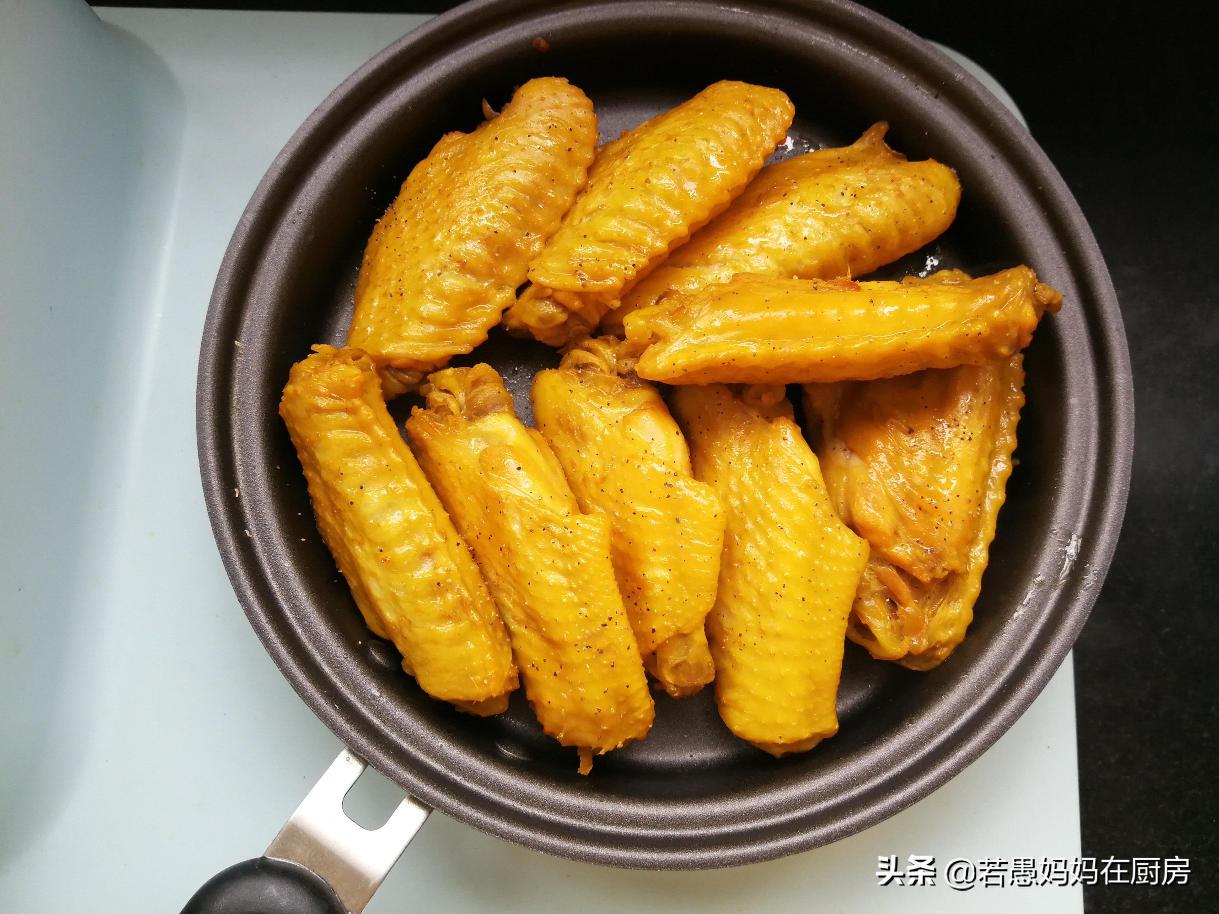家常做盐焗鸡翅如何做到颜色黄,最简单的盐焗鸡翅