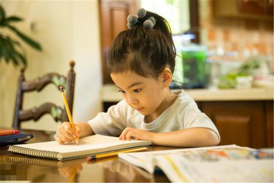 孩子一年级拼音都不会该怎么教,一年级孩子拼音不熟练怎么办