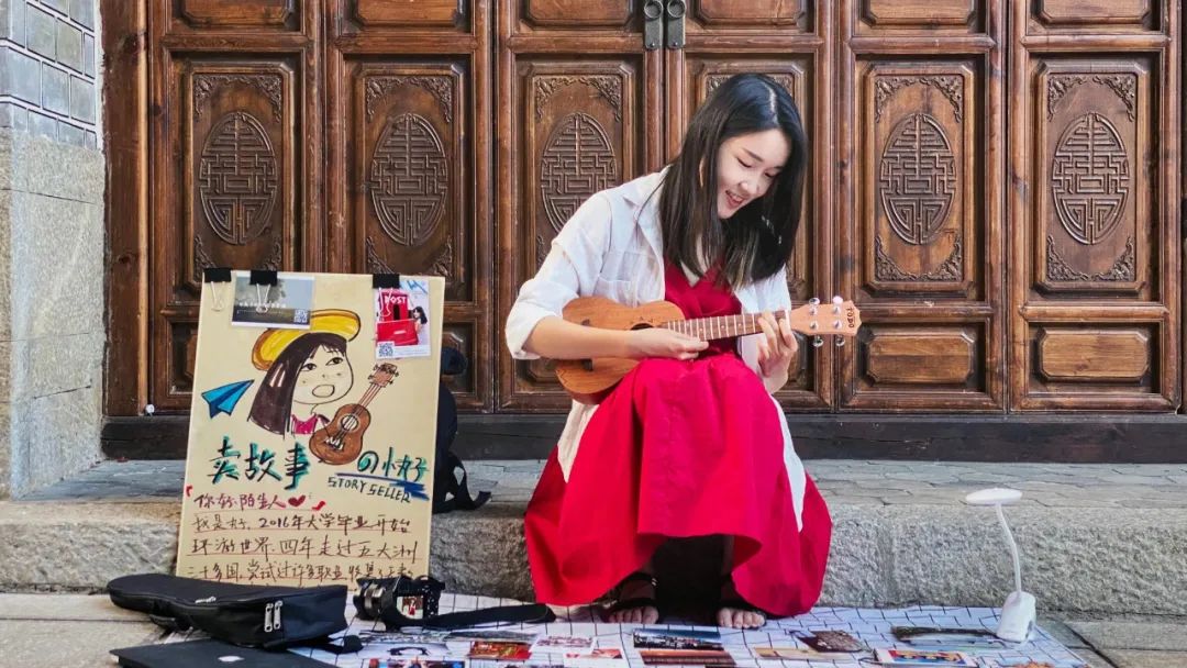 她花4年旅行全球，然后在古城街头摆摊卖故事