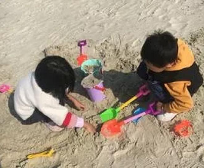 4岁小孩砖头砸爸爸头,宝宝拿东西砸爷爷被爸爸教育