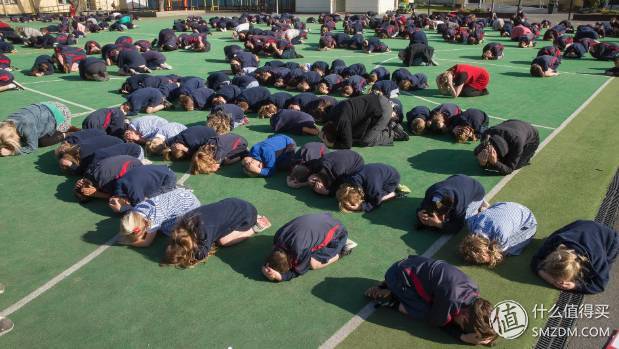 地震来时高楼顶层的人员如何自救,高楼发生地震时正确的逃生方法是