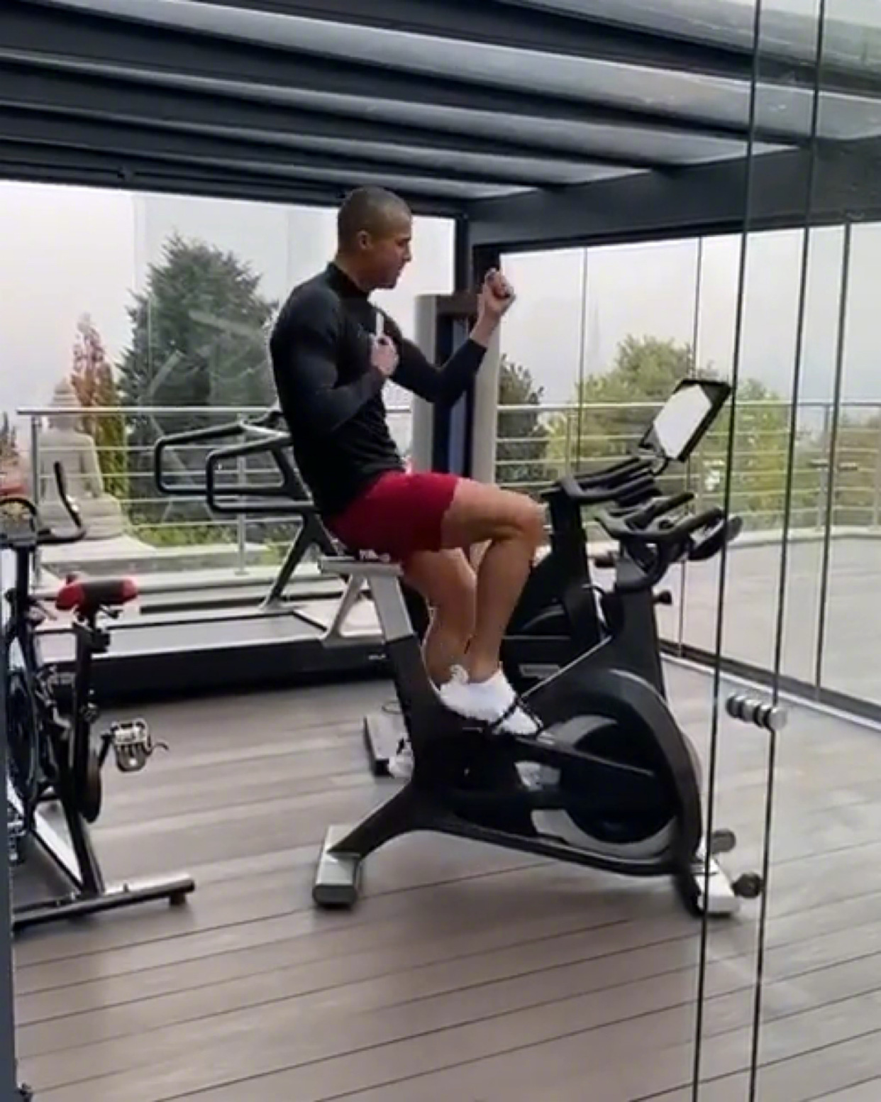 c罗晒训练照努力训练保持状态,c罗晒训练照秀肌肉