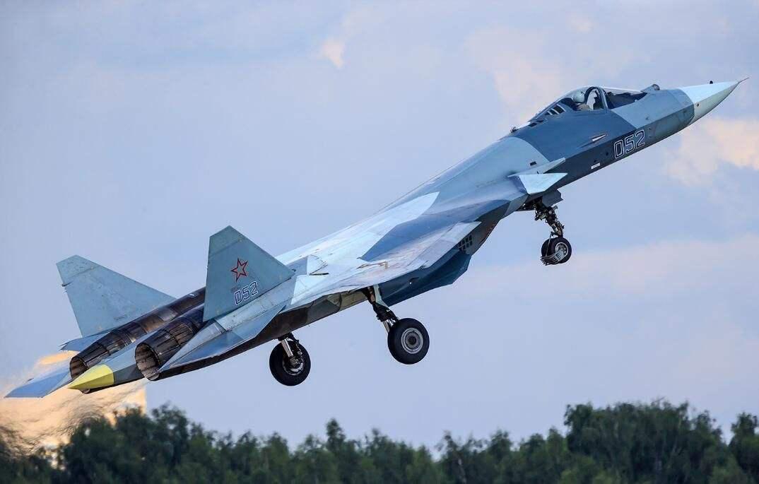 盖子都没有的飞机在天上翱翔，美国专家看了大吃一惊：这是架隐身机