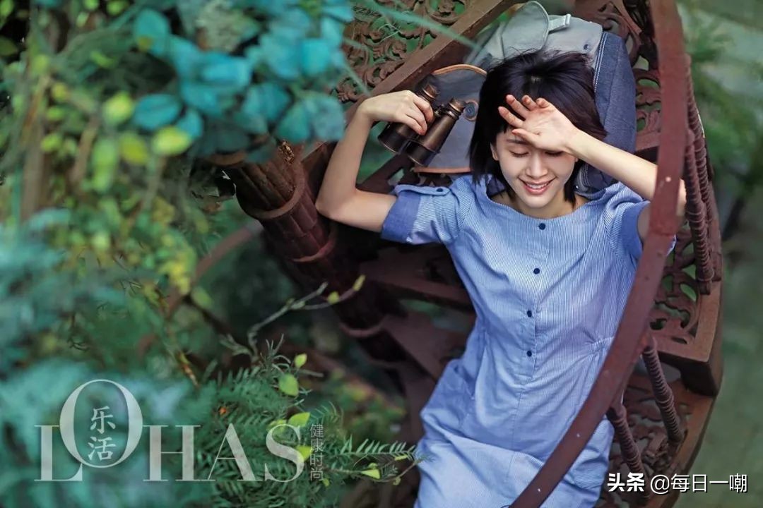 王子文高铁脚踩小桌,王子文道歉脚踩高铁桌板