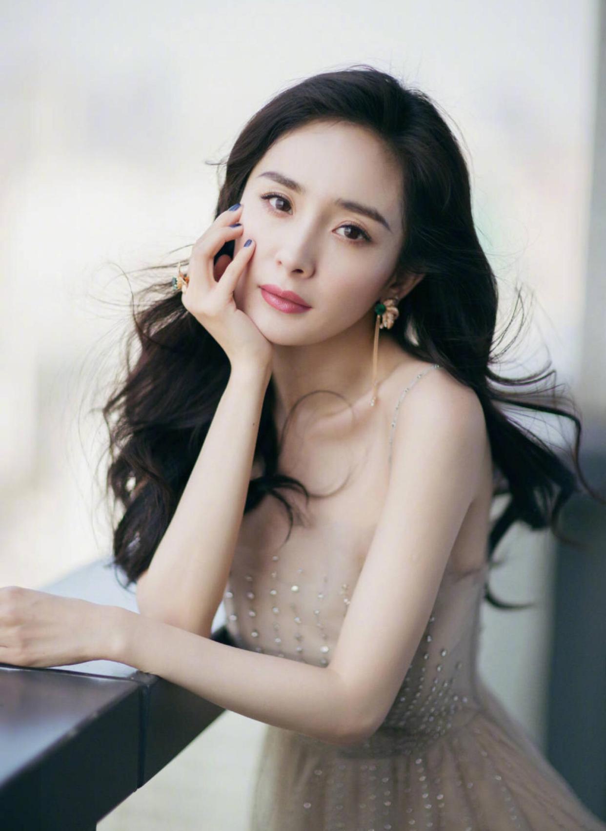 杨幂走路姿势动图,杨幂爬凳子姿势