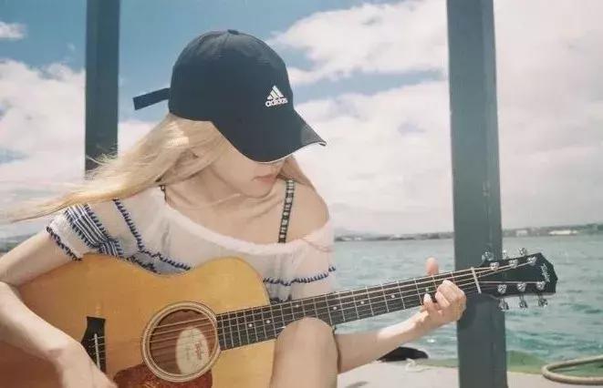 blackpink巴黎时装周lisa是爱豆吗,blackpink七周年绿色lisa衣服