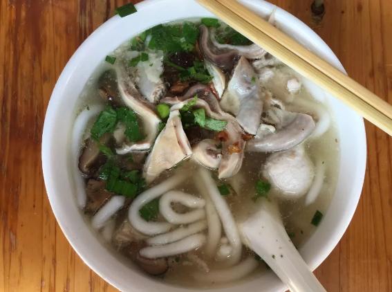 老鼠仔美食店老板,外号老鼠仔