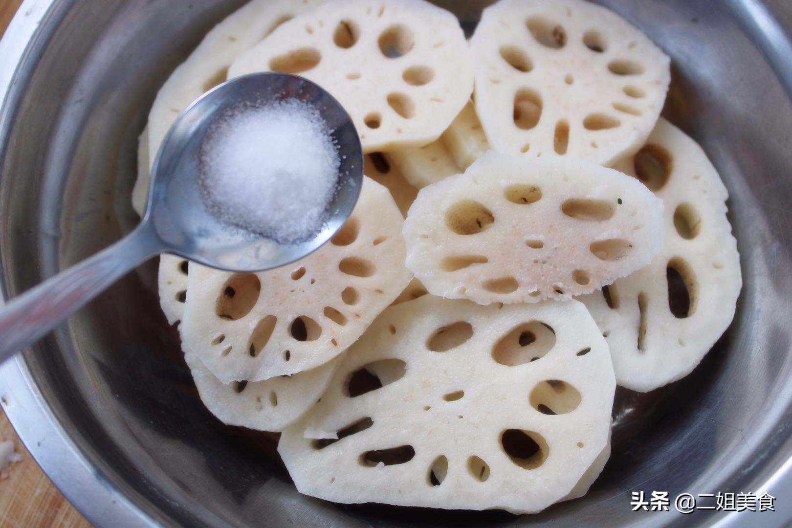 不切开莲藕怎样清洗莲藕里的泥,莲藕怎么清洗才能吃得放心