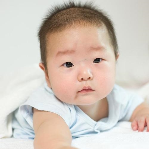 抬头是孩子的第一步,宝宝抬头是第二个月开始嘛