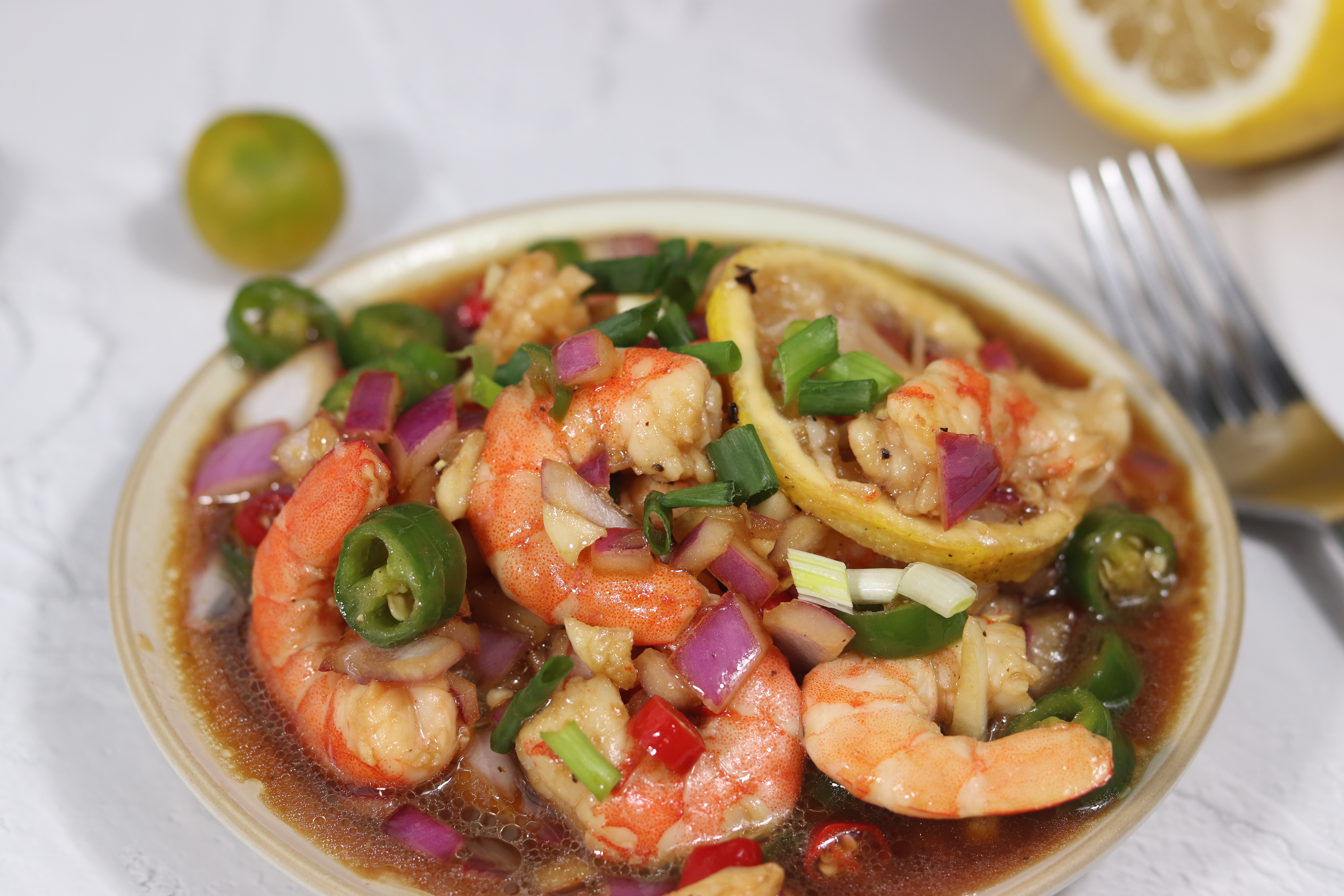 泡椒柠檬虾凉拌方法,凉拌柠檬虾太适合夏天了