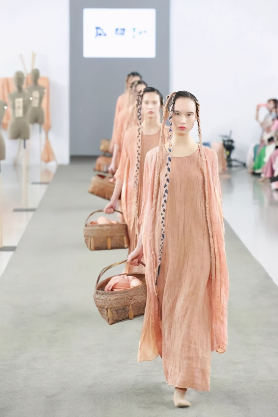 娜主编看秀 | 指间沙：繁华三千，一念光明