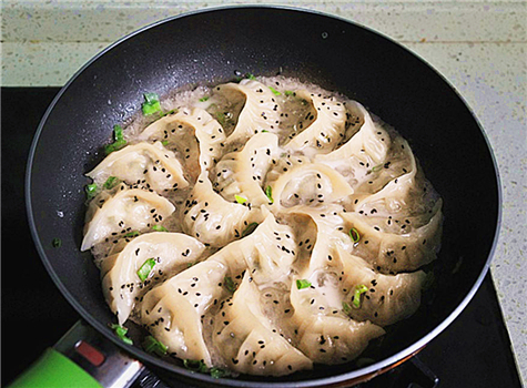 煎饺皮薄脆的做法,香煎饺子做法大全图解