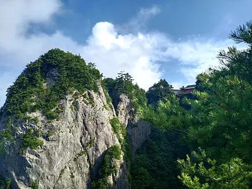 采一片天竺山的云朵别在发梢，带你感受云中漫步的奇妙幻境