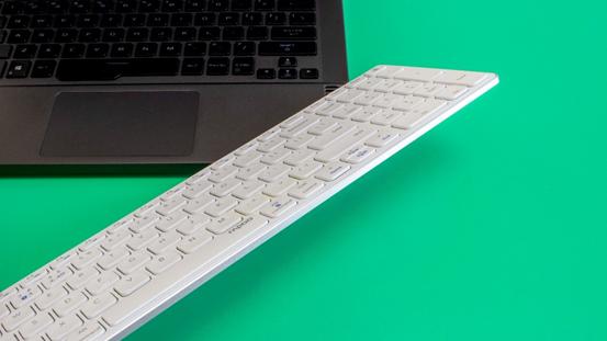 无线键盘推荐雷柏e9350g,雷柏键盘e9350g如何看充电完成