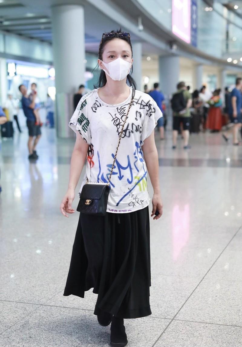 周迅穿白t恤配阔腿裤低调,周迅穿蓝色t恤