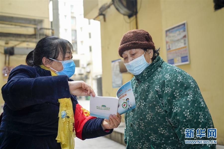 坚守在社区防控一线的人,社区真的是为老百姓服务吗