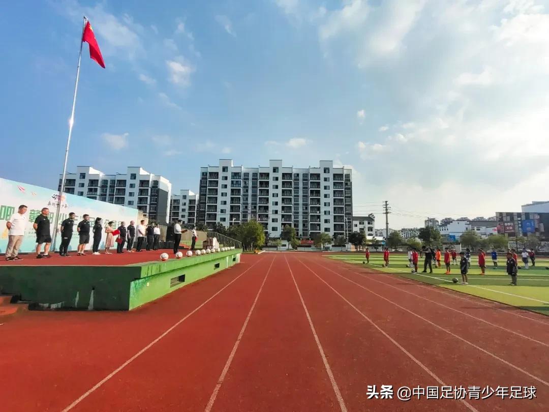 快乐绿茵场放飞足球梦“奔跑吧·赣鄱少年”足球公益行在婺源启动