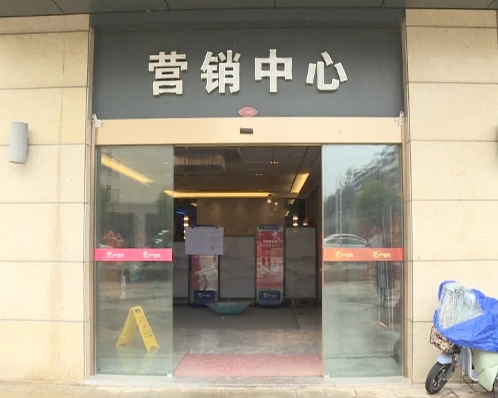 宝龙你赔我门面房,花89万买的,一开门头顶上这是啥?