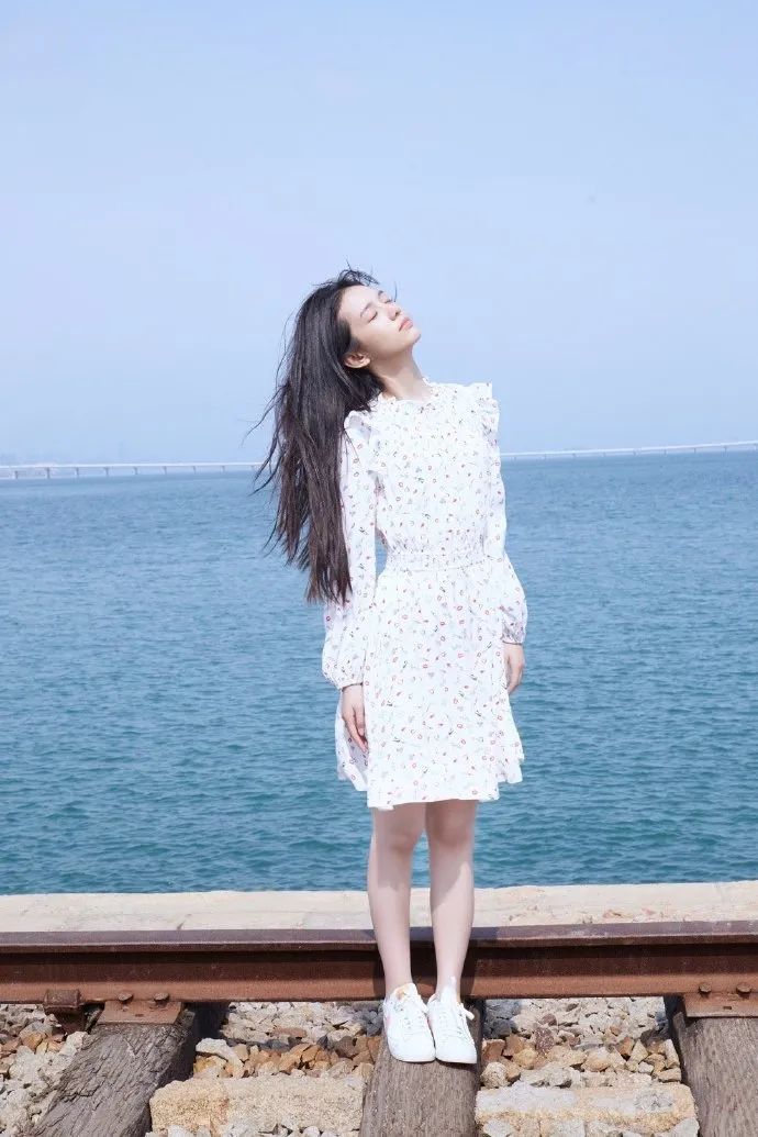 穿裙子要搭配什么鞋子才好看呢,红色上衣黑色裙子配什么鞋子好看