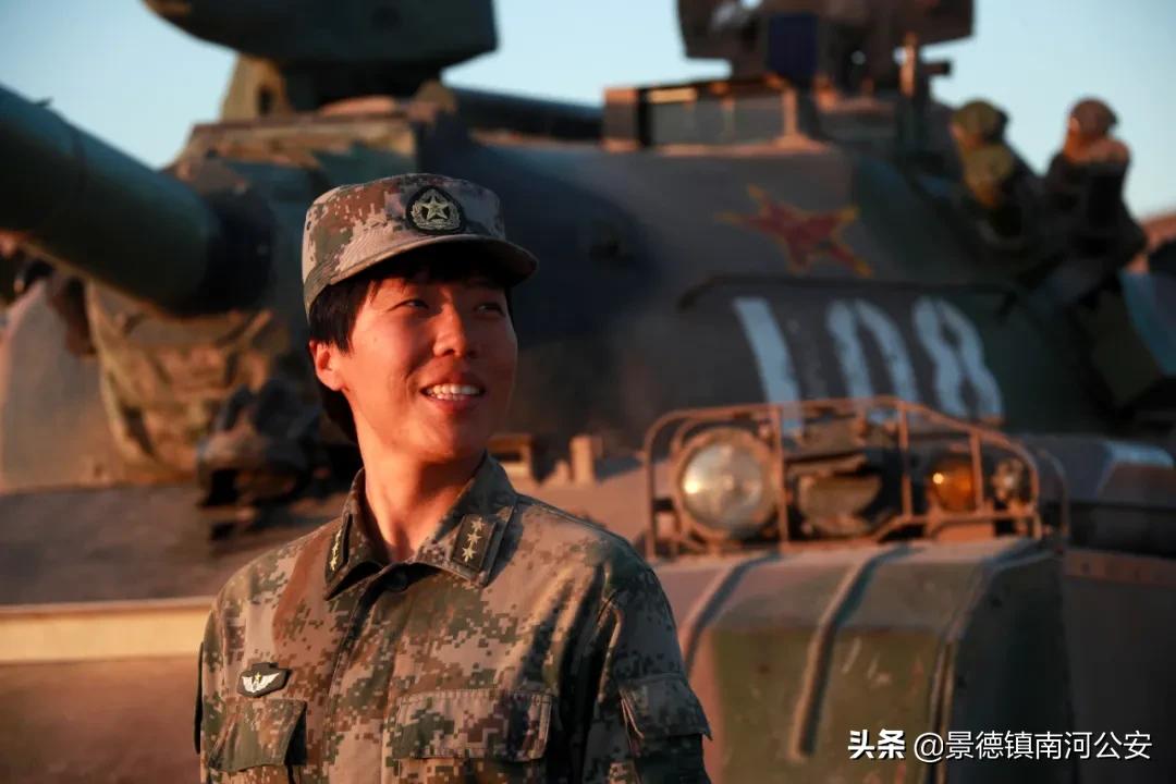 马和帕丽：“天山之花”，在铁甲洪流中绽放