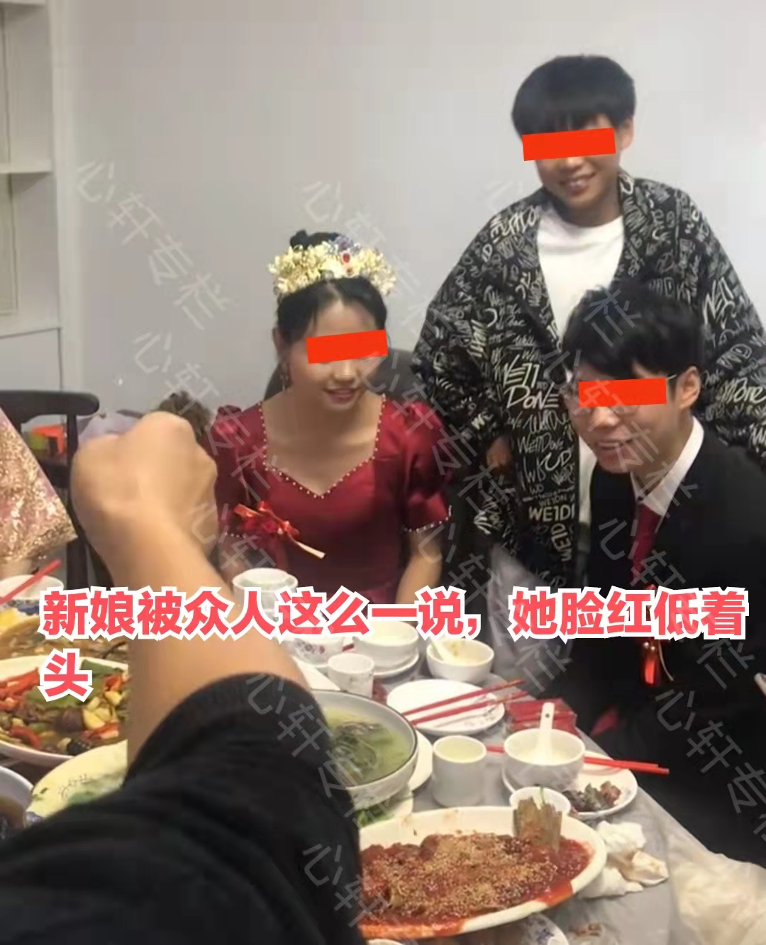 江苏宿迁，男子婚礼堂席，小男孩无奈被恶搞，新娘脸红了