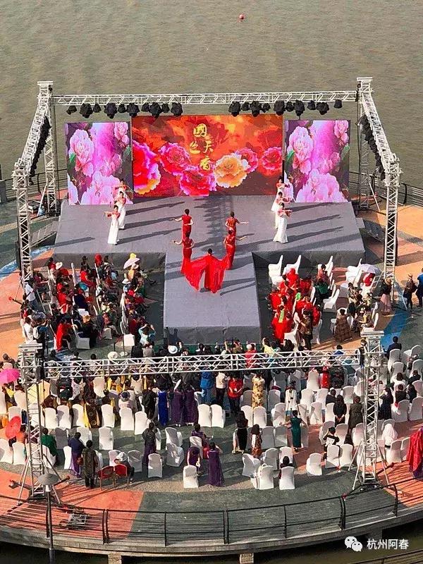 超百图再现2018年服装圈内那三十道靓丽风景……