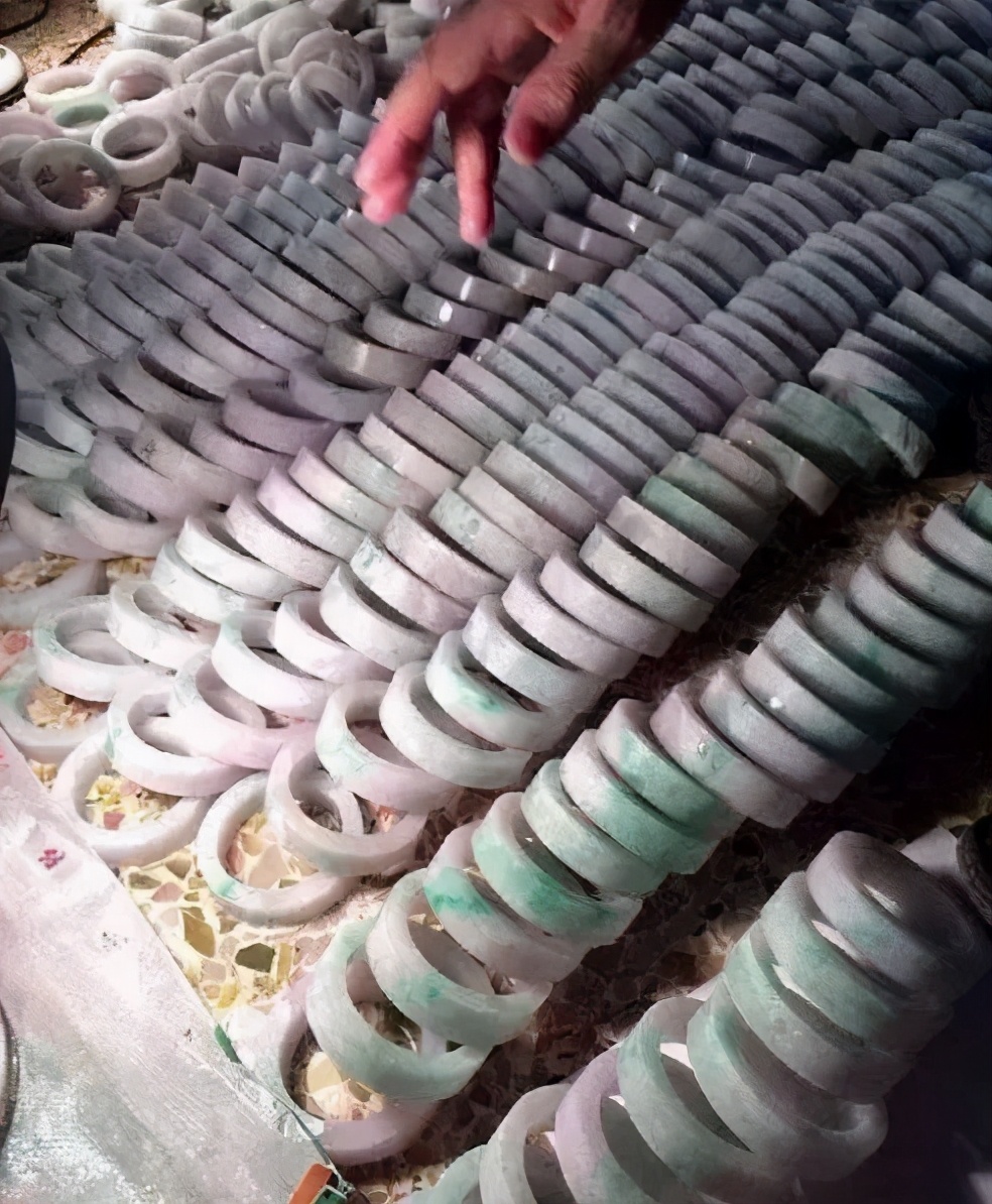 200万缅币捡漏手镯,翡翠手镯捡漏缅甸