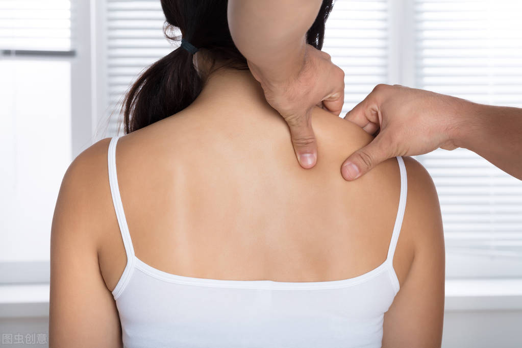 一个动作每天练习可缓解肩周炎,肩周炎肩膀酸疼的手法视频教程