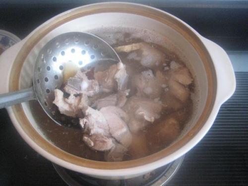 炖排骨时什么时候放油,排骨萝卜汤先放盐还是后放盐