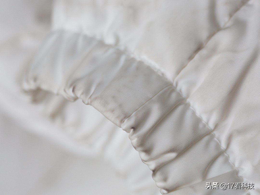 羽绒服沾了污渍,羽绒服油渍清洁免洗