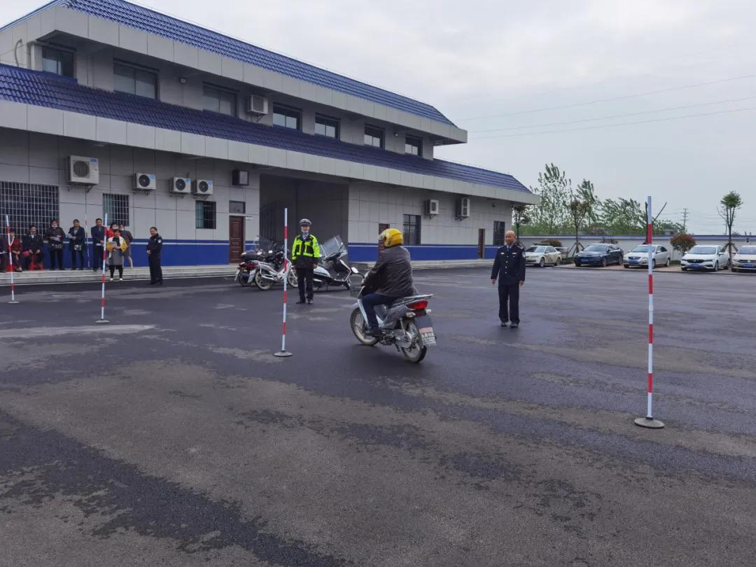 流动车管所下乡服务暖民心,车管所为民服务的暖心小事