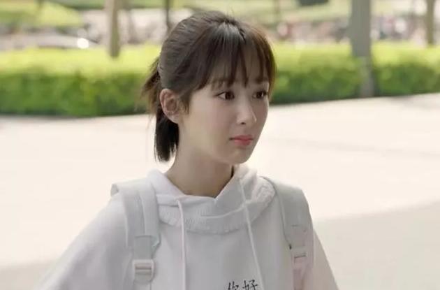 22岁关晓彤和杨紫谁漂亮,关晓彤杨紫同框哪个更美