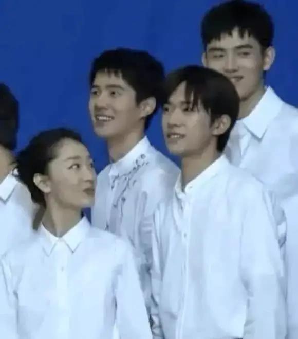 少年的你易烊千玺尾随保护周冬雨,易烊千玺周冬雨少年的你壁咚花絮