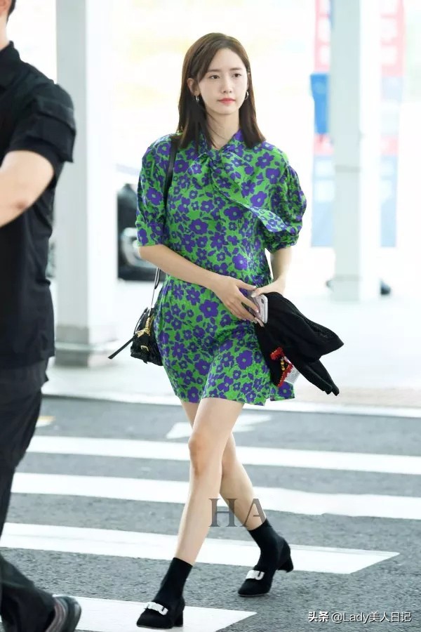 春天衣柜必备温柔连衣裙,你的衣柜应该有几条牛仔连衣裙