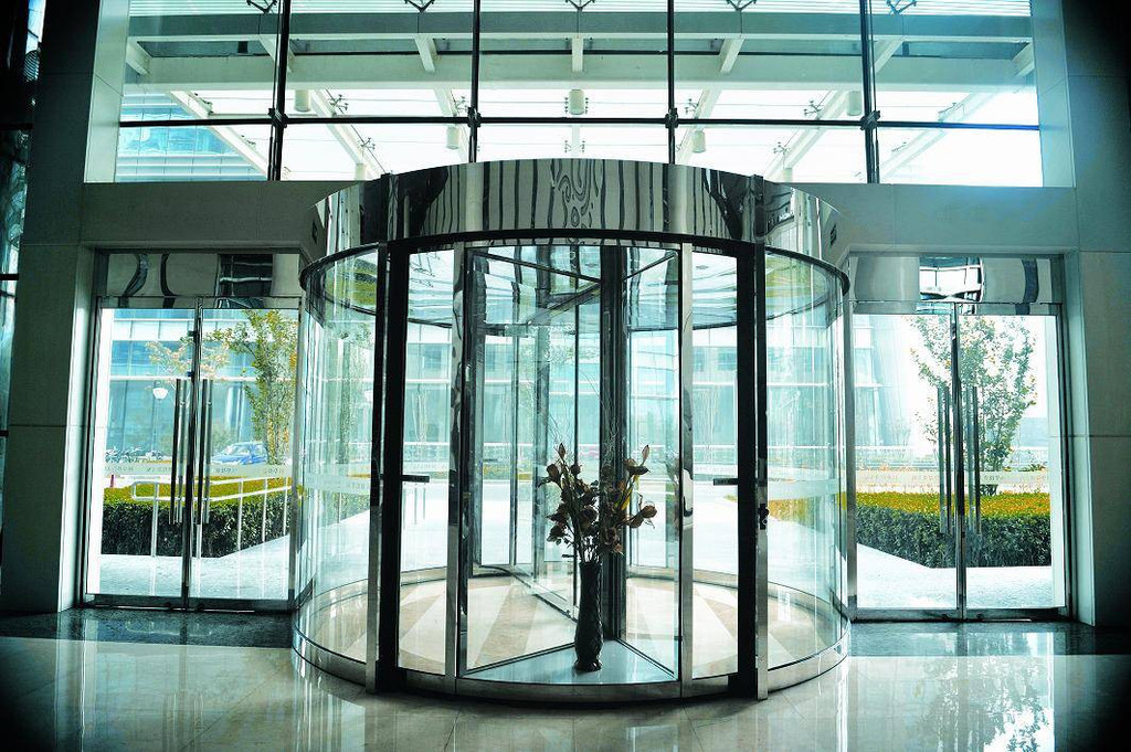 大厦为何非用旋转门,最垃圾的设计旋转门