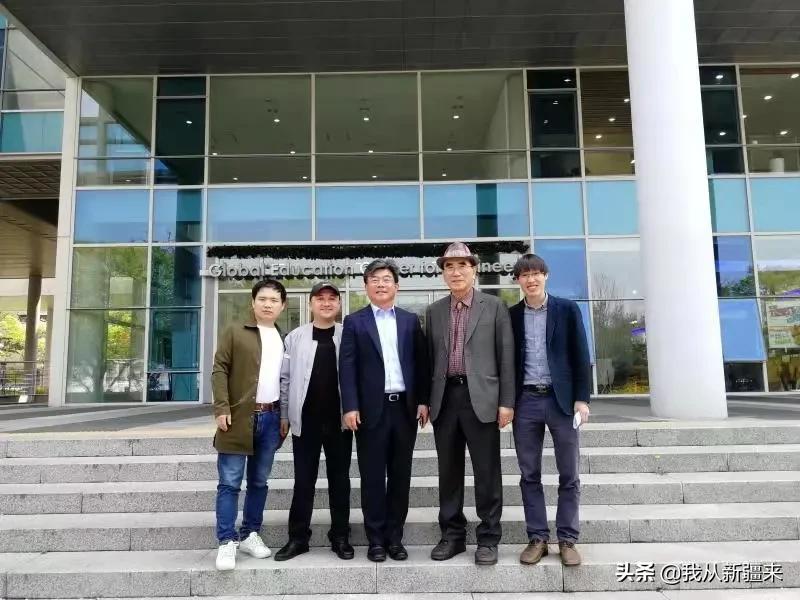 村里出了一个博士,村里出了个博士