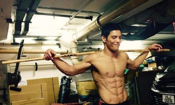 向佐健身练腰,向佐一身肌肉怎么锻炼的