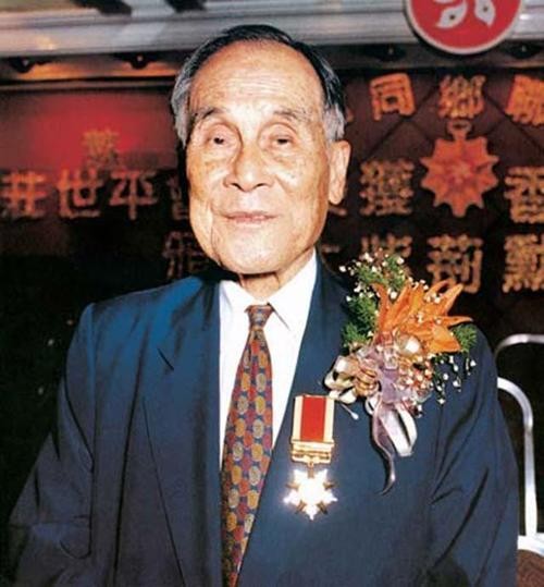 他是最穷的亿万富豪,有几十家银行,却无房无车,儿子是货车司机