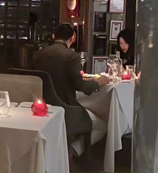 朱珠挺孕肚亮相,朱珠王昀佳婚礼