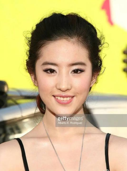 刘亦菲顶级骨相为什么不抗老,人发腮在什么年龄才停止