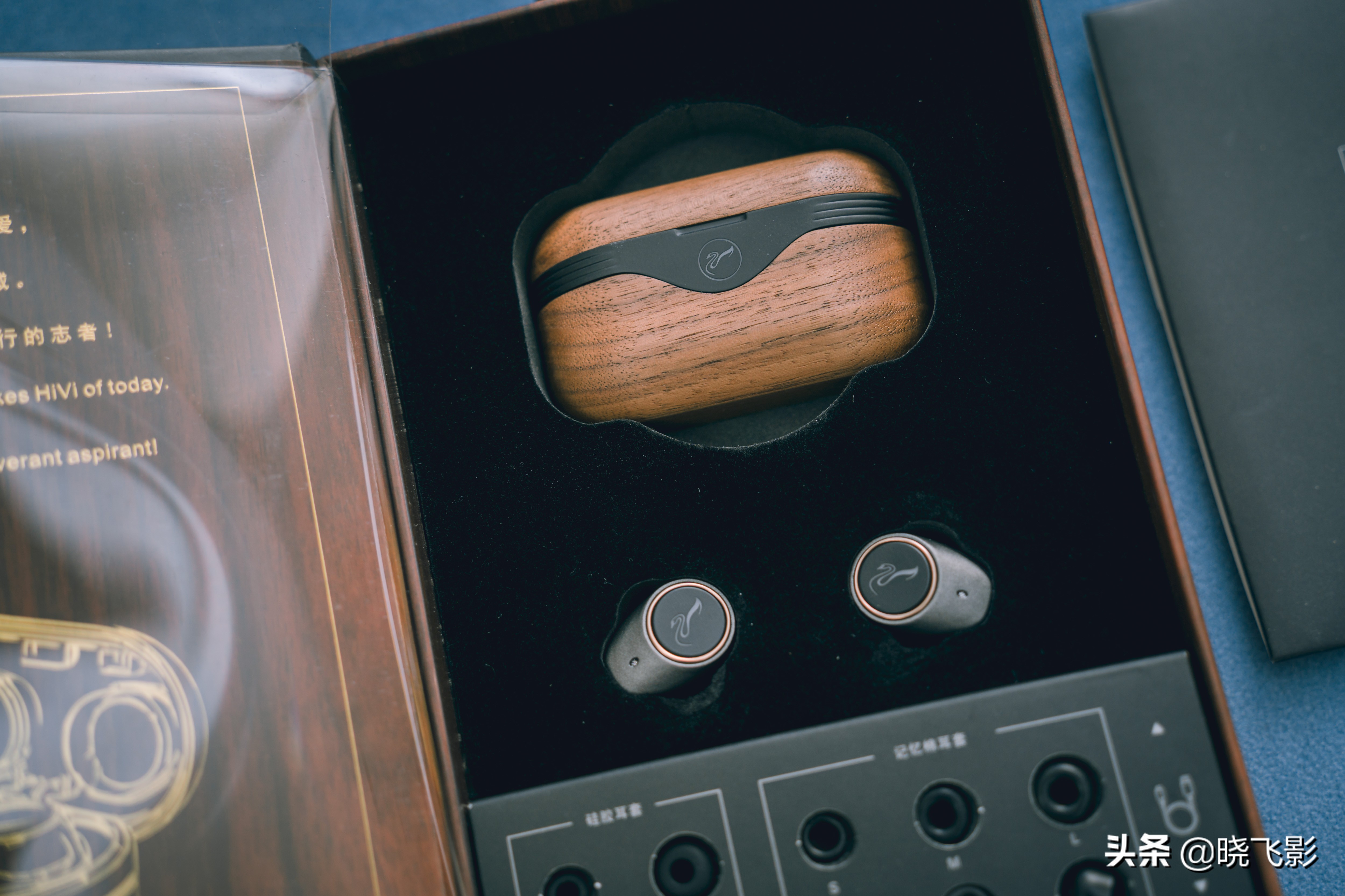 一个耳机盒有两种耳机,一个耳机盒