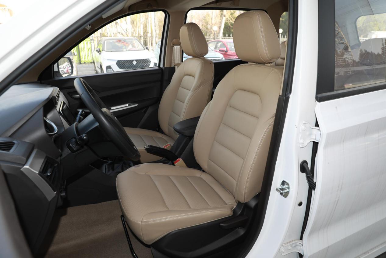 五菱宏光空间小吗,五菱宏光空间宽敞