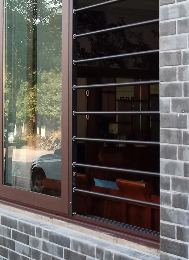 落地窗防盗网有多丑,防盗网怎样装才能又有阳光不漏水