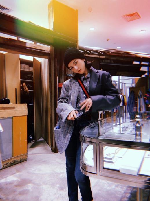 6张杨超越的照片中混进1张宋祖儿的照片,3秒能认出都是真爱粉